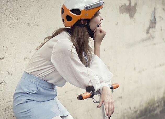 Also, because of the Bluetooth, Airwheel C5 Bluetooth helmet can let riders to answer phones. 