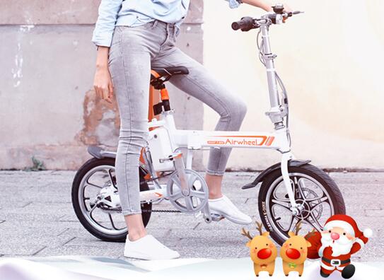 La bicicleta eléctrica R5 Airwheel nunca es una bici ordinaria. Está alimentada por una batería de iones de litio. 